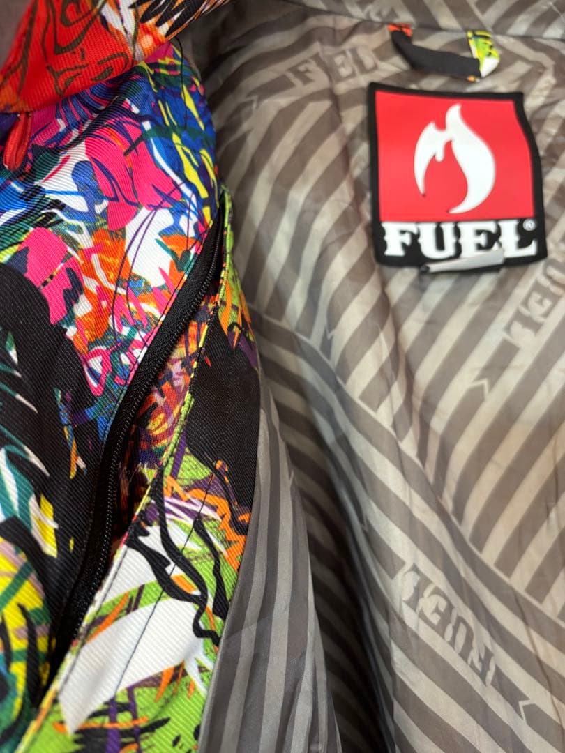 FUEL カラフルなスノーボードジャケット　ユニセックス　マウンテンジャケット