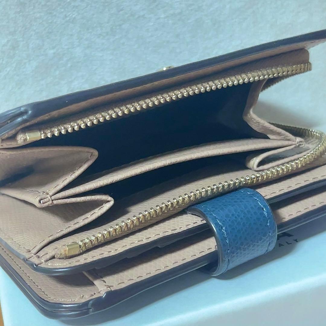 【ちゃあ】FURLA二つ折り財布・カメリアS・ネイビー/グレージュ