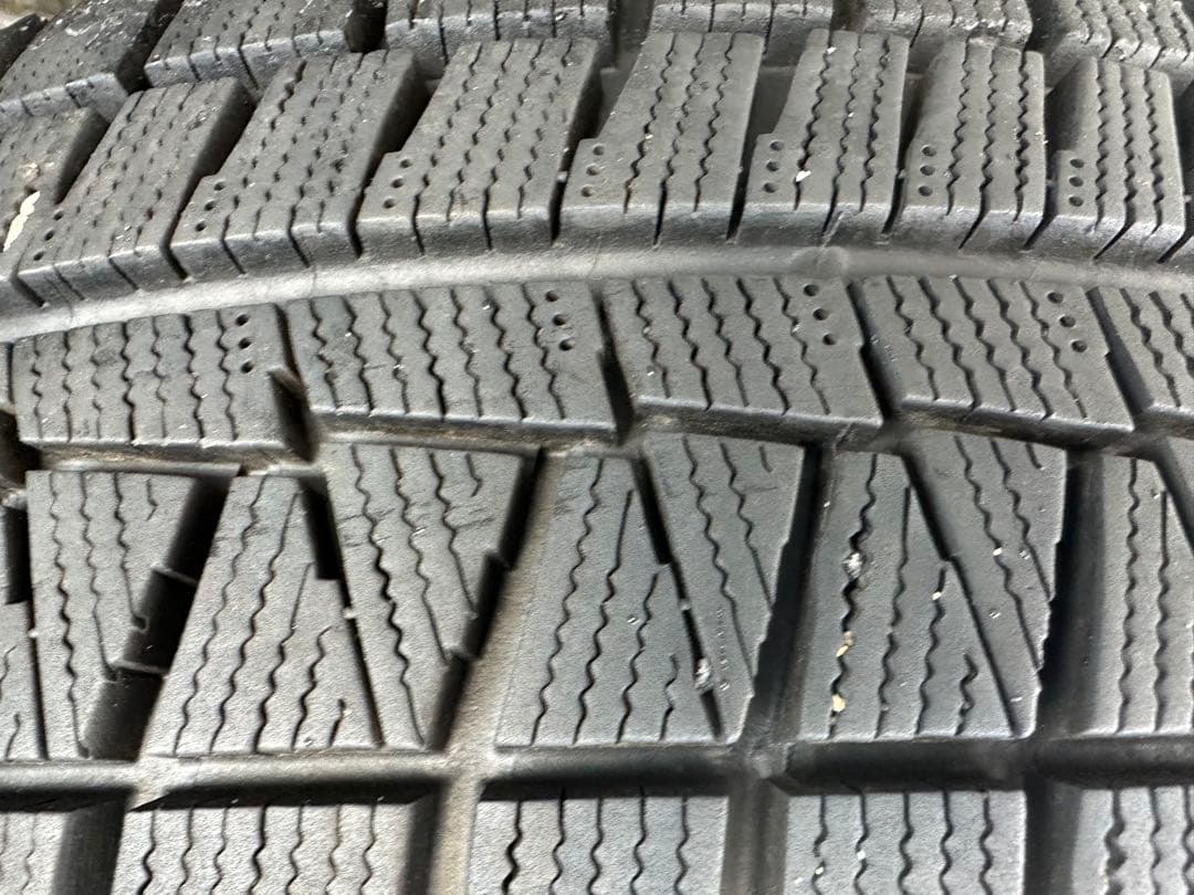送料無料　R6年製造冬タイヤブリヂストン　185/60R15
