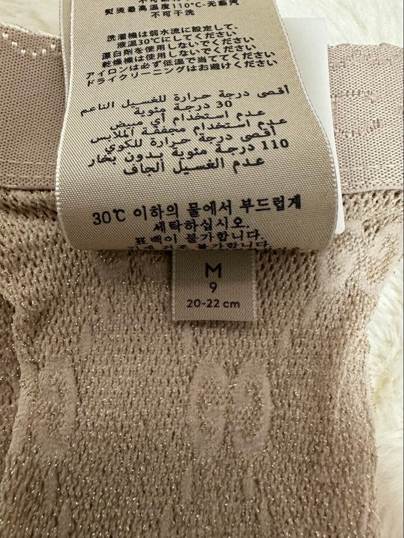 新品未使用タグ付 GUCCI ロゴ入りベージュラメ入りソックス M