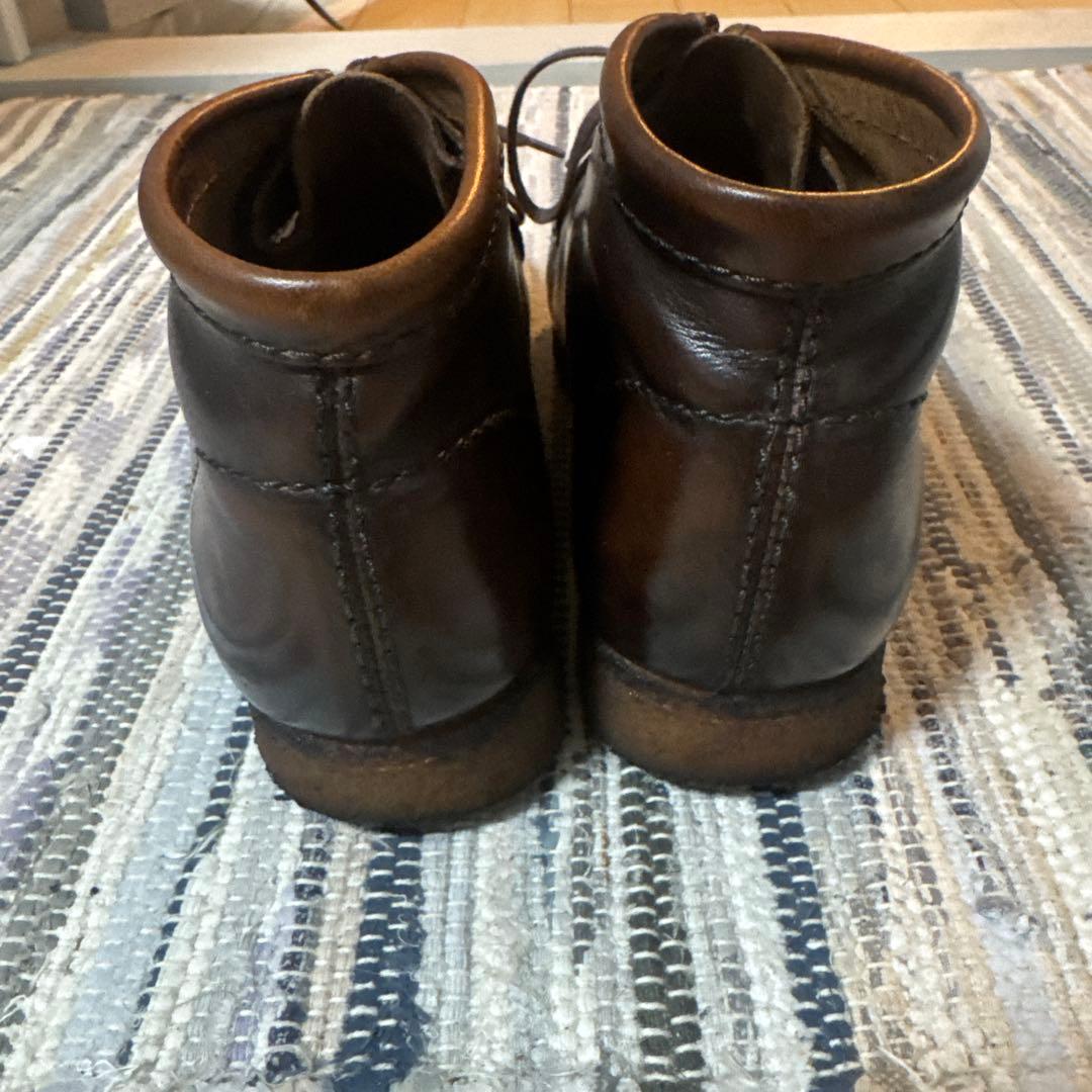 靴 clarks wallabee