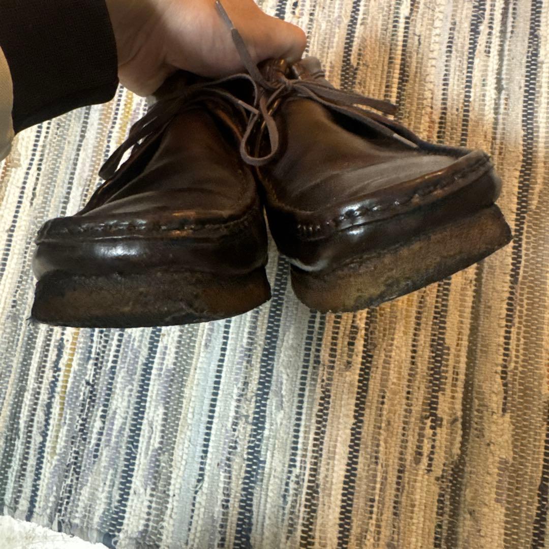 靴 clarks wallabee