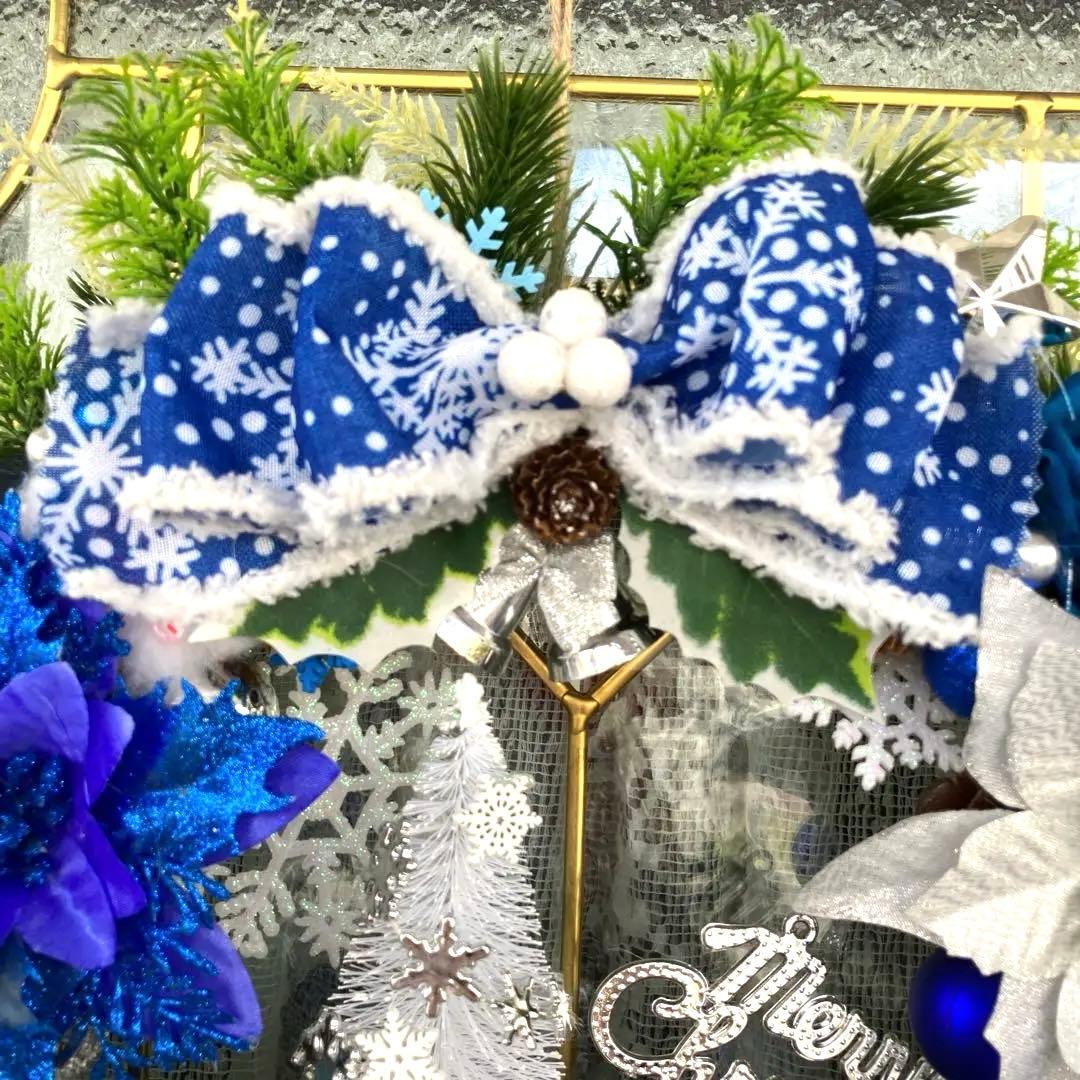 w-veです。ポインセチアとブルーローズのクリスマスリース