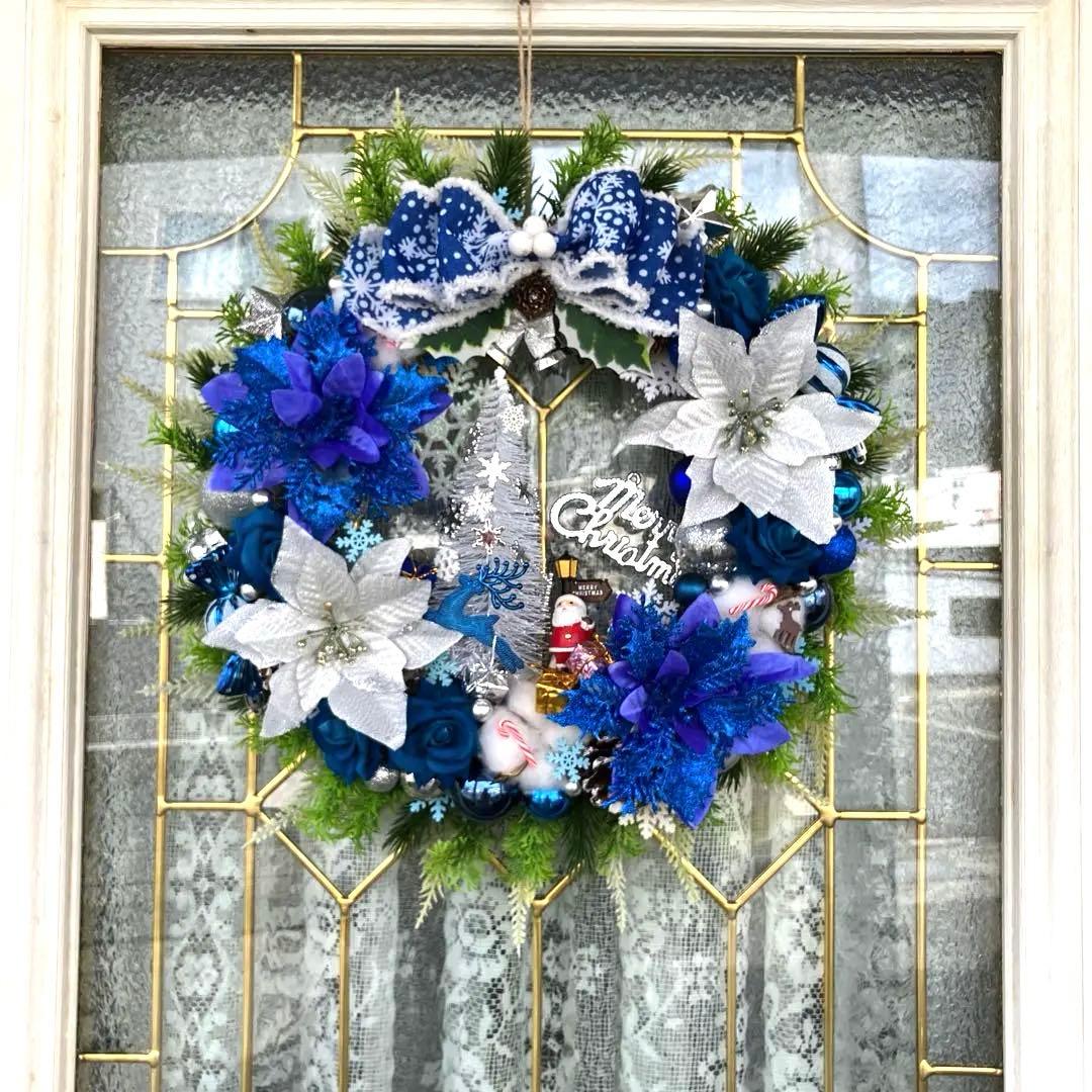 w-veです。ポインセチアとブルーローズのクリスマスリース