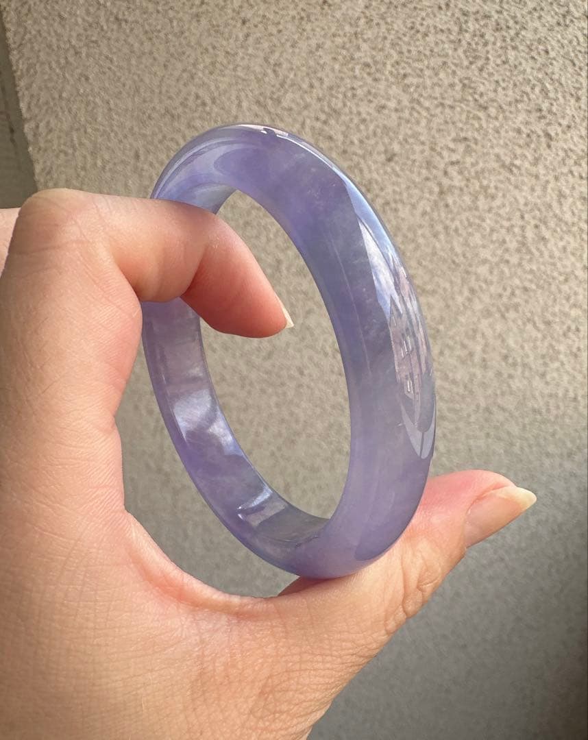 透明感のある紫色翡翠ヒスイバングル
