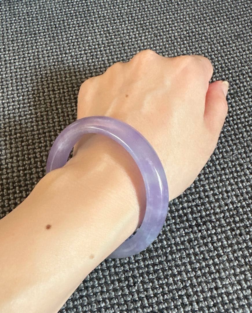 透明感のある紫色翡翠ヒスイバングル