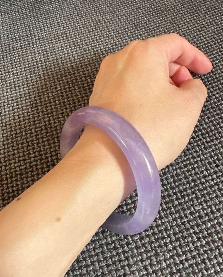 透明感のある紫色翡翠ヒスイバングル