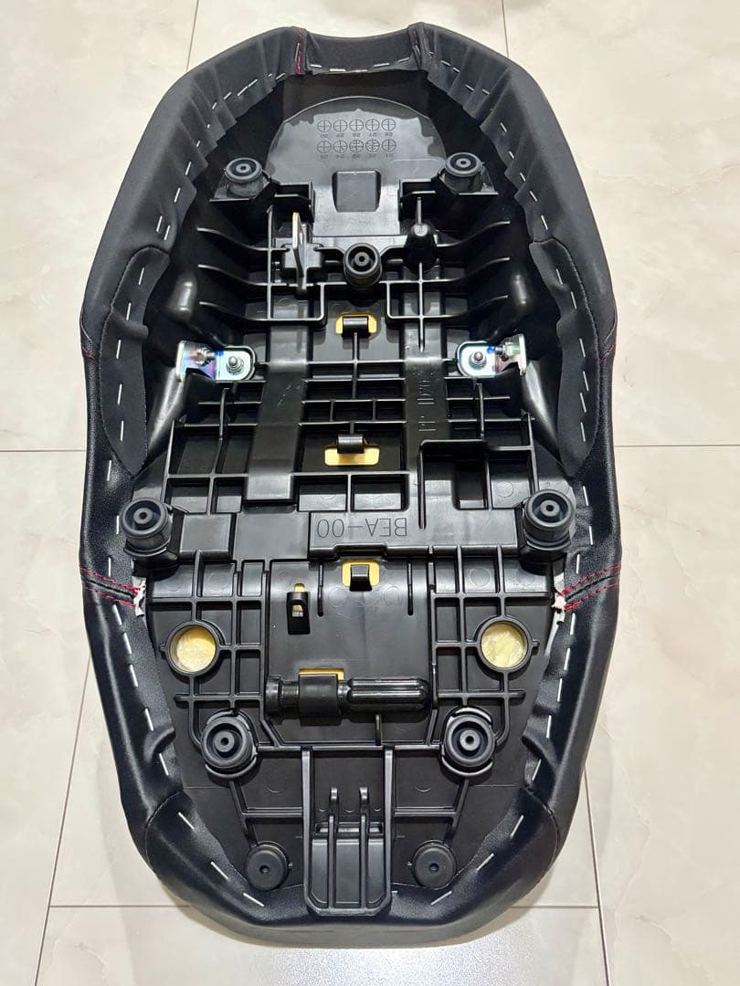 XSR900（2022〜）　純正シート