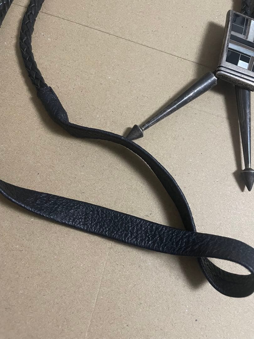 ターコイズをあしらったマルチストーンインレイのボロタイ