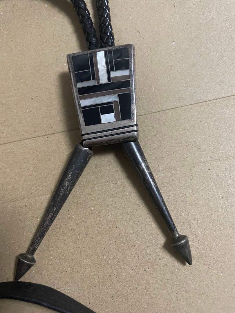 ターコイズをあしらったマルチストーンインレイのボロタイ