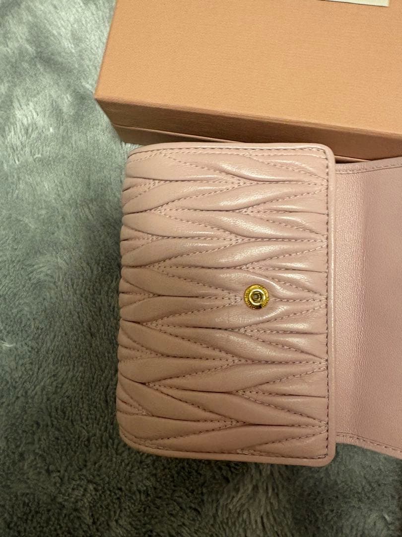 miumiu マテラッセ ナッパレザー 三つ折り財