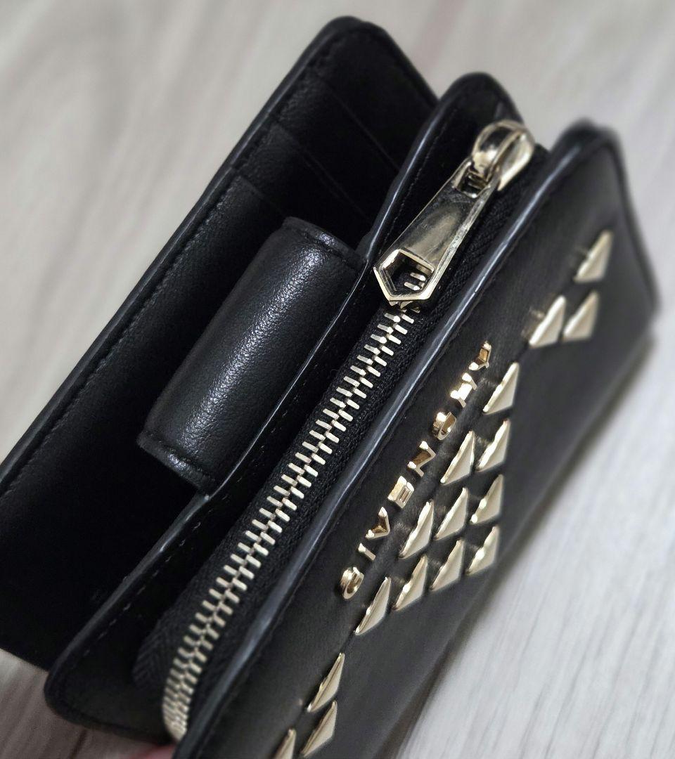 【GIVENCHY】スタッズ　二つ折り財布(美品)