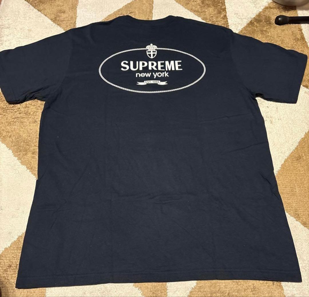 く*ん様 【限定品】SUPREME Crest Tee✨ シンプルながら高級感！