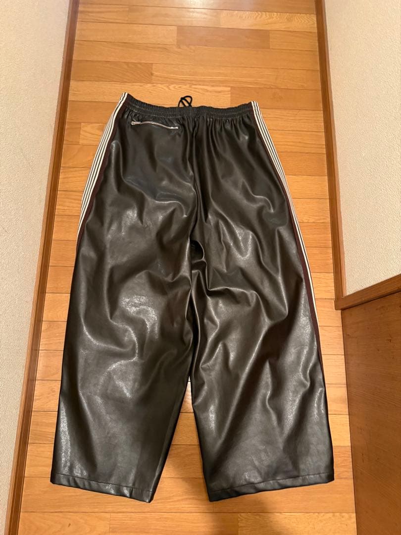 needles nubian レザートラックパンツ