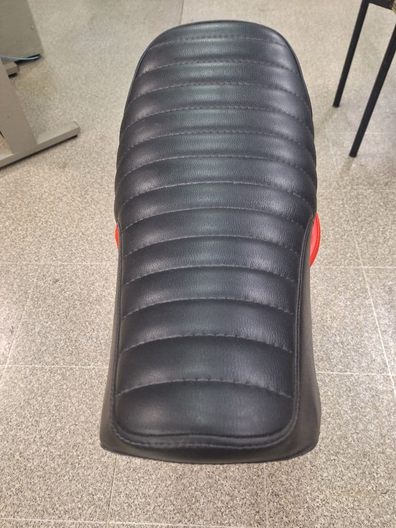 し*ろ様 【中古】　カワサキ純正　250TR シート 品番　53001-1984