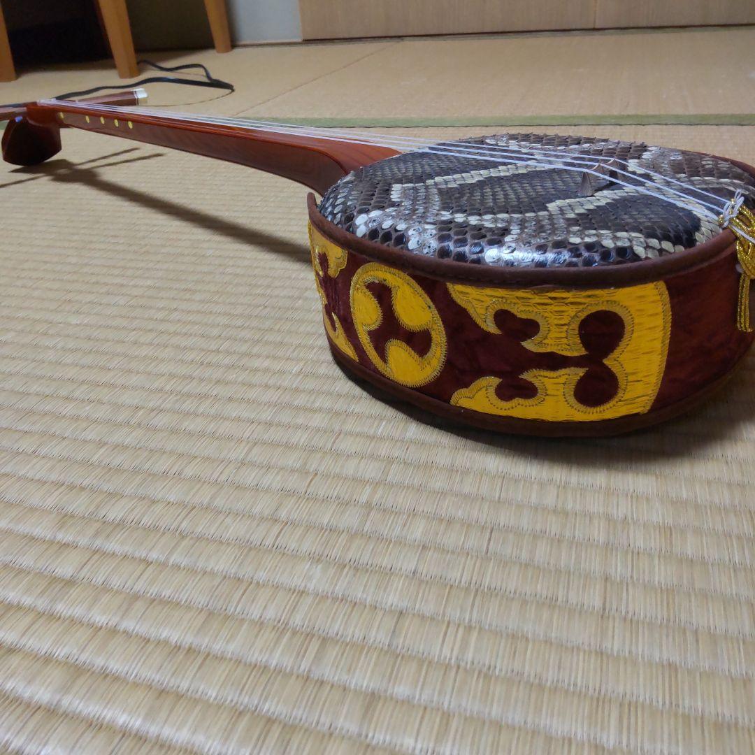 茶色の三線本体 蛇皮 3弦 スタンド付き