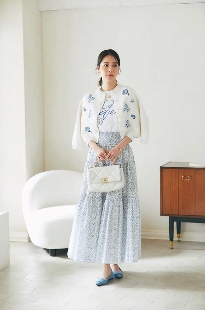 SEVEN TEN フラワー手刺繍カーディガン 白×青 完売