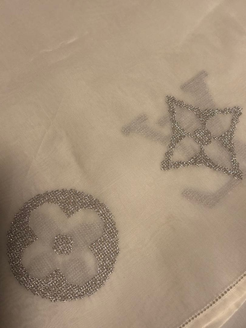 Louis Vuitton シルクストール クリーム色