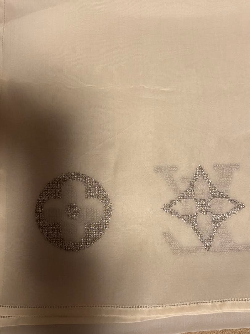 Louis Vuitton シルクストール クリーム色