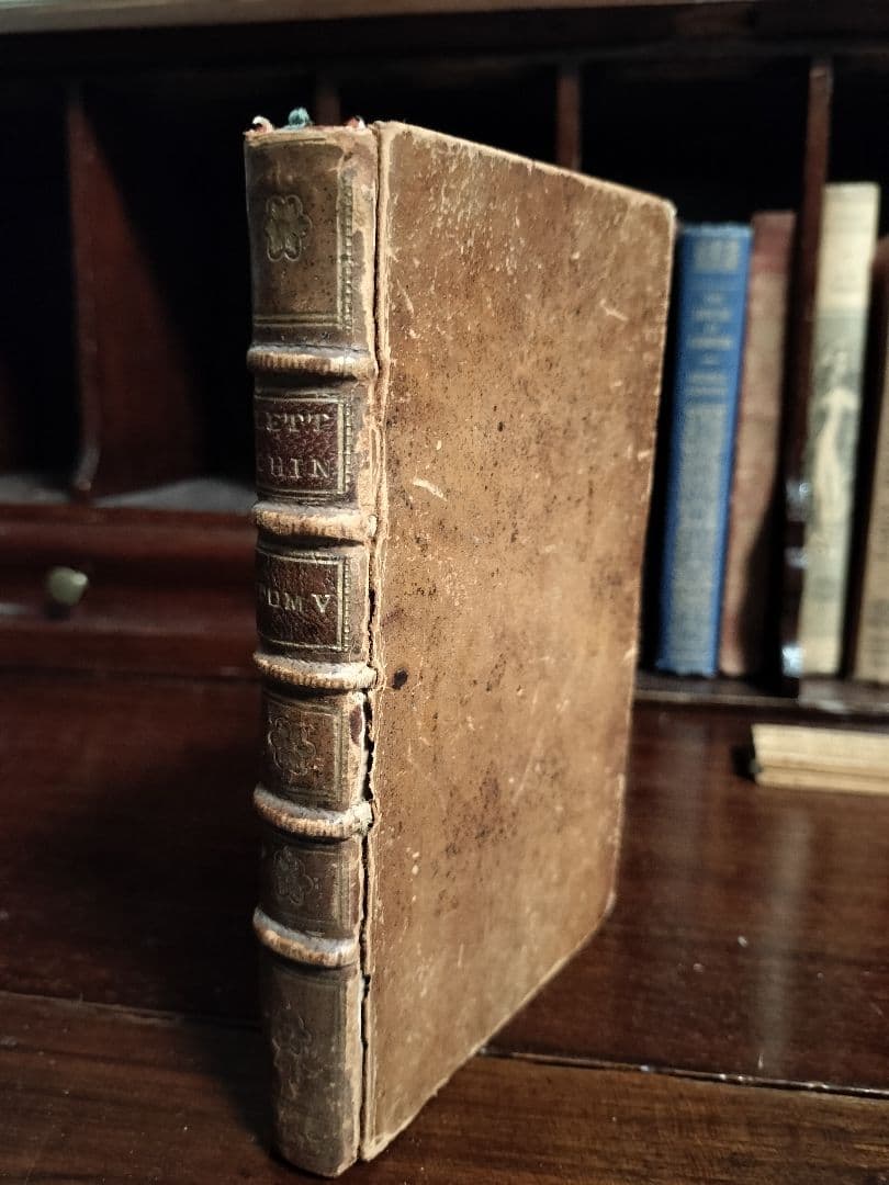 300年の時の重み　古書 アンティーク　革装丁