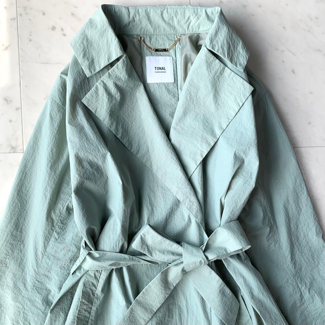 タグ付き　トーナル　TONAL ナイロンガウンコート　後ろボタン　ベルト付き