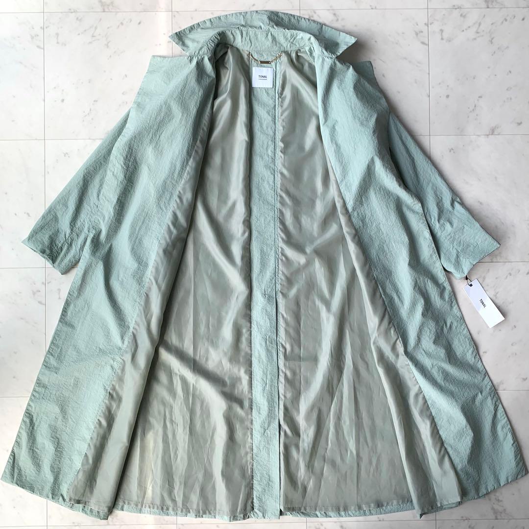 タグ付き　トーナル　TONAL ナイロンガウンコート　後ろボタン　ベルト付き