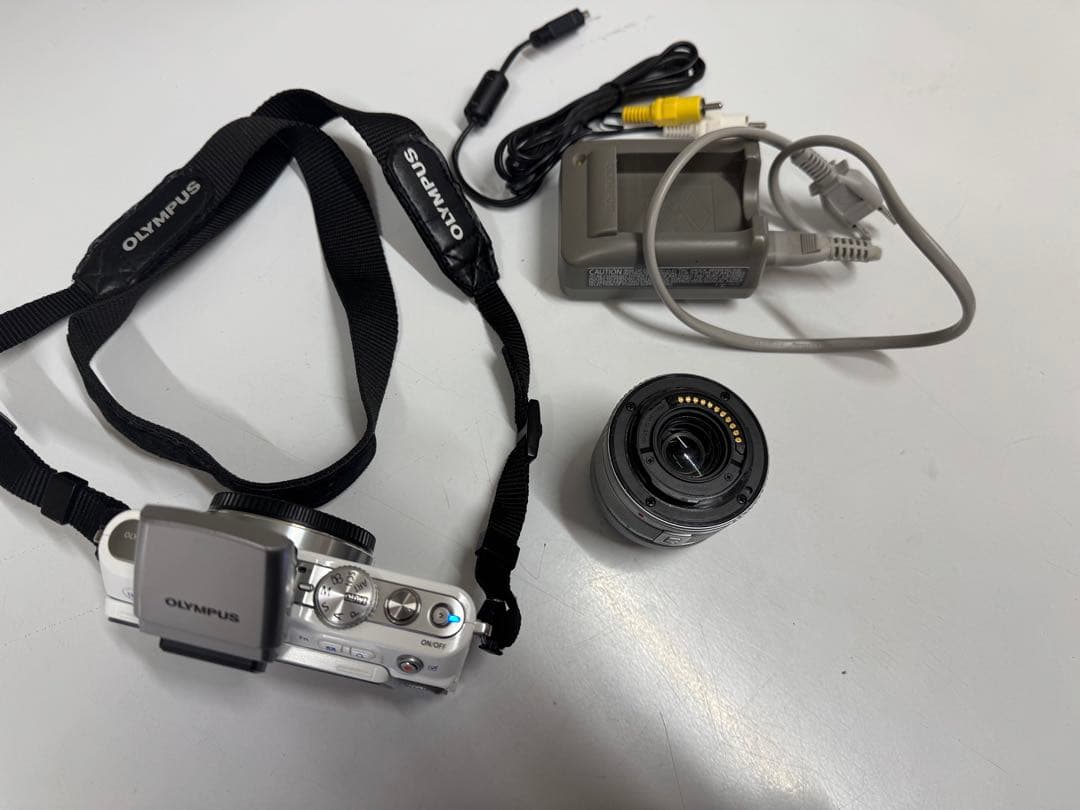 OLYMPUS ミラーレス一眼 ホワイト