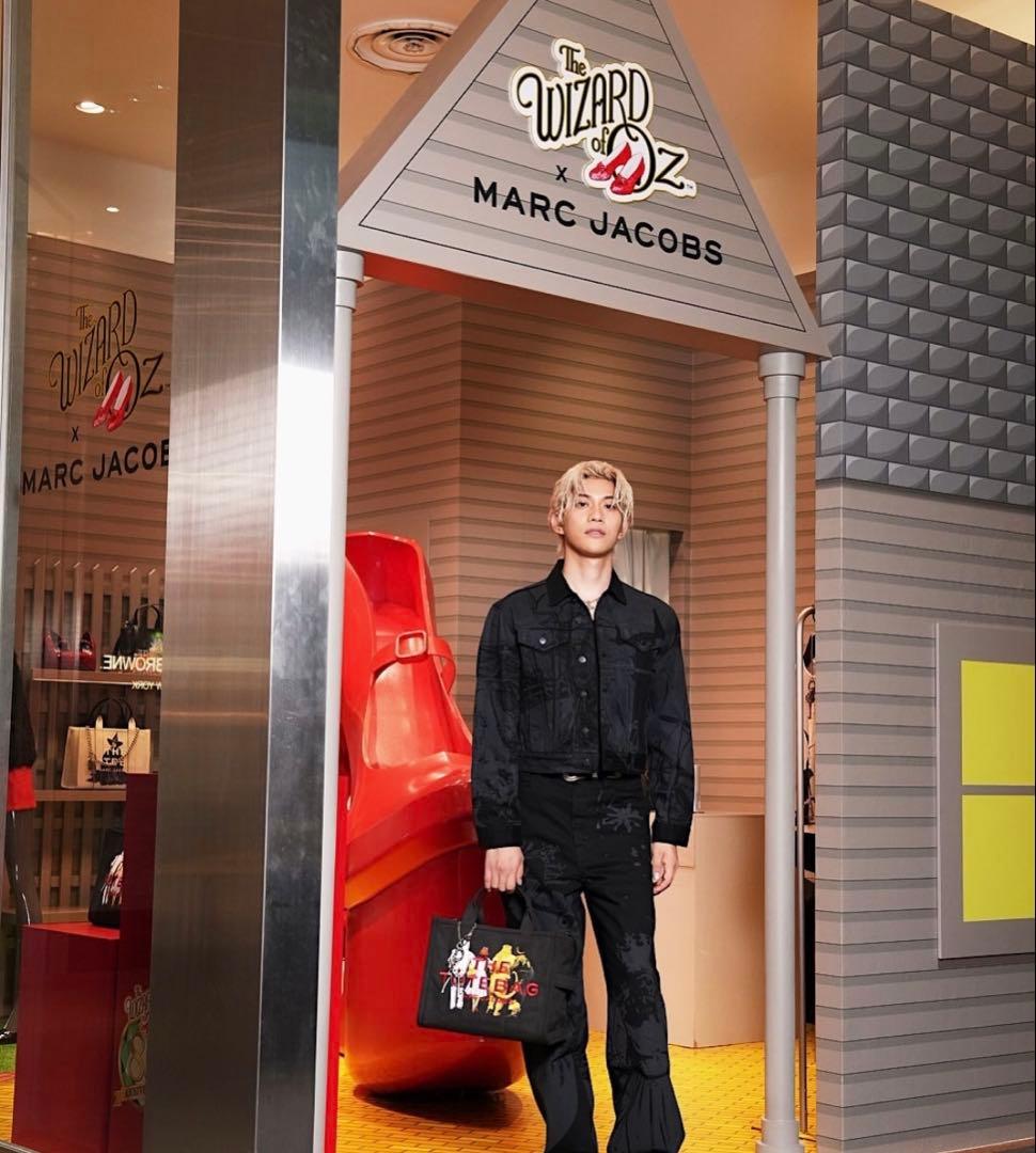 〈新品未使用〉MARC JACOBS 海外限定コラボモデル 二つ折り財布