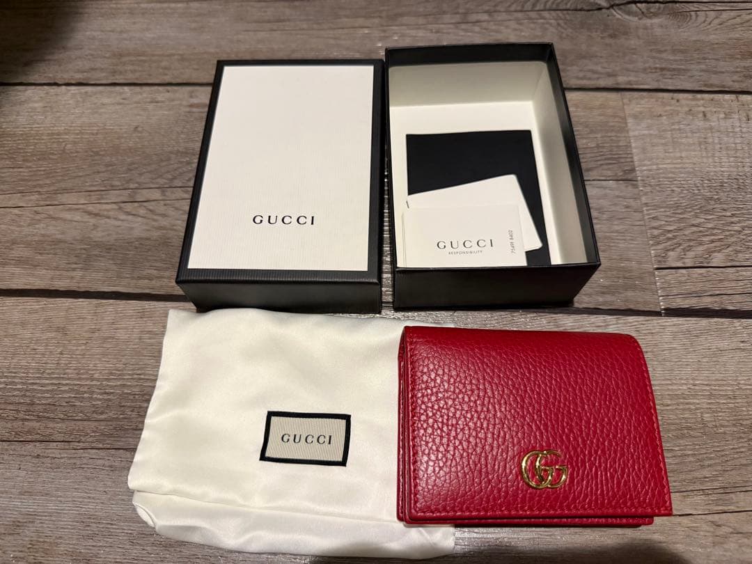 美品　GUCCI レザー 二つ折り財布 レッド