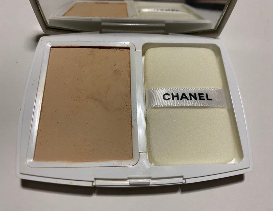 CHANEL LE BLANC パウダーファンデーション B20
