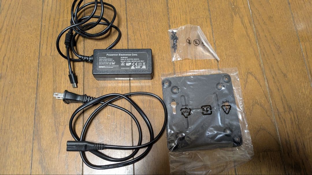 MINISFORUM ミニPC 本体と付属品