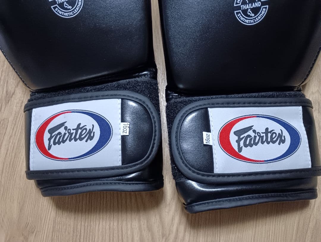 Fairtex 16oz ブラックボクシンググローブ