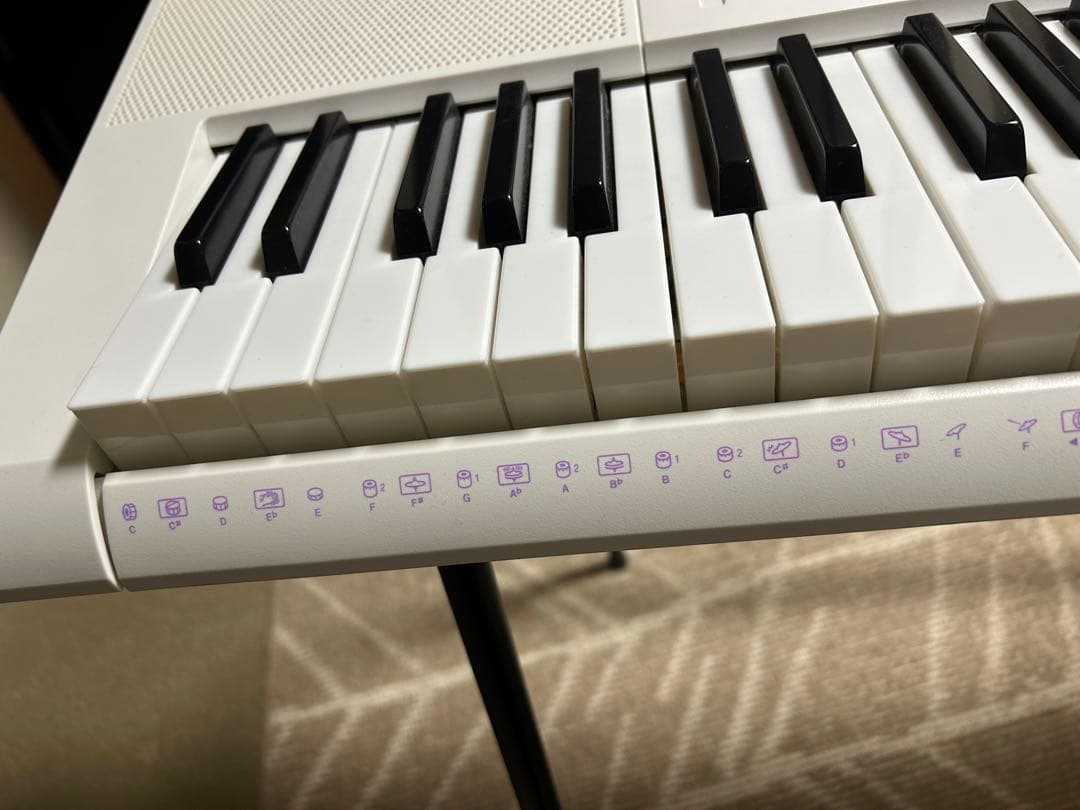 CASIO LK-121 ホワイト 61鍵電子キーボードヒカリナビ送料込みです。