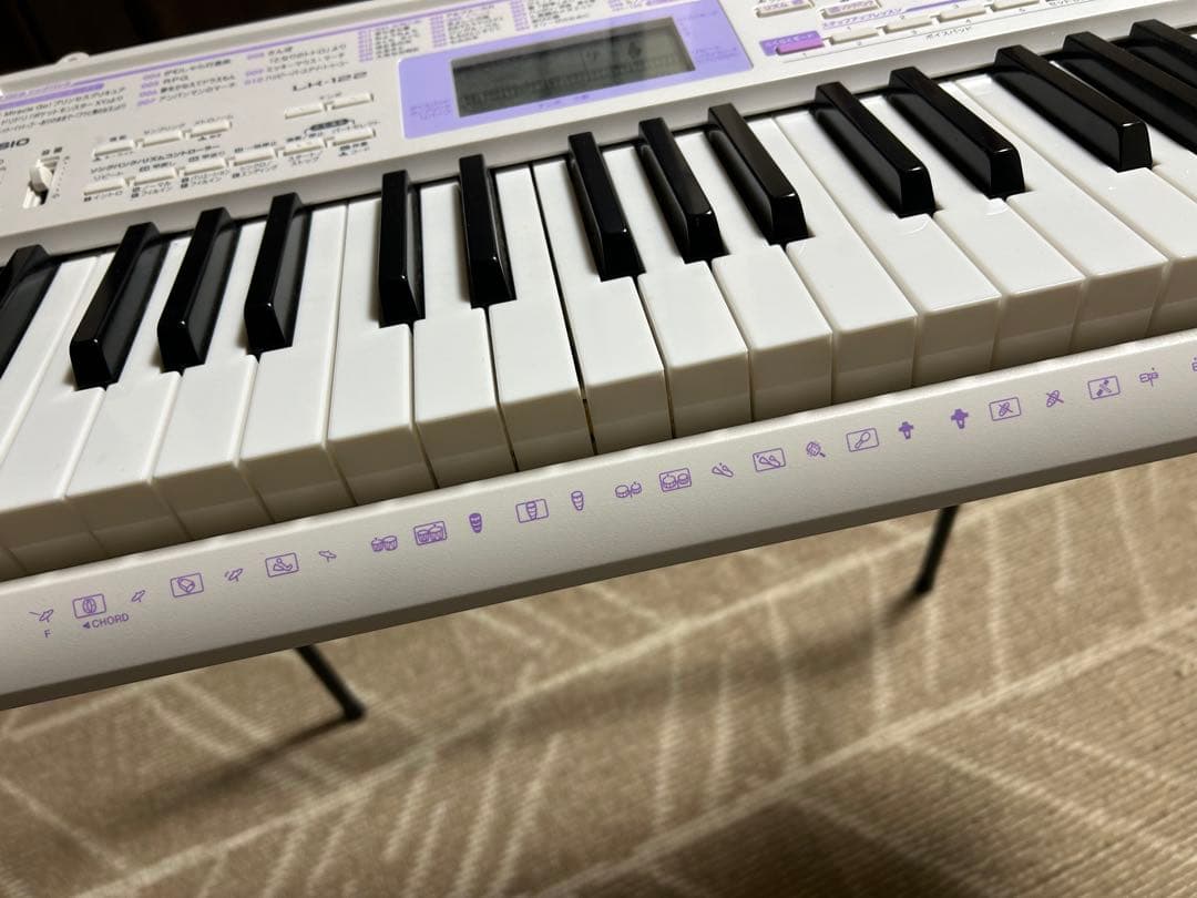 CASIO LK-121 ホワイト 61鍵電子キーボードヒカリナビ送料込みです。