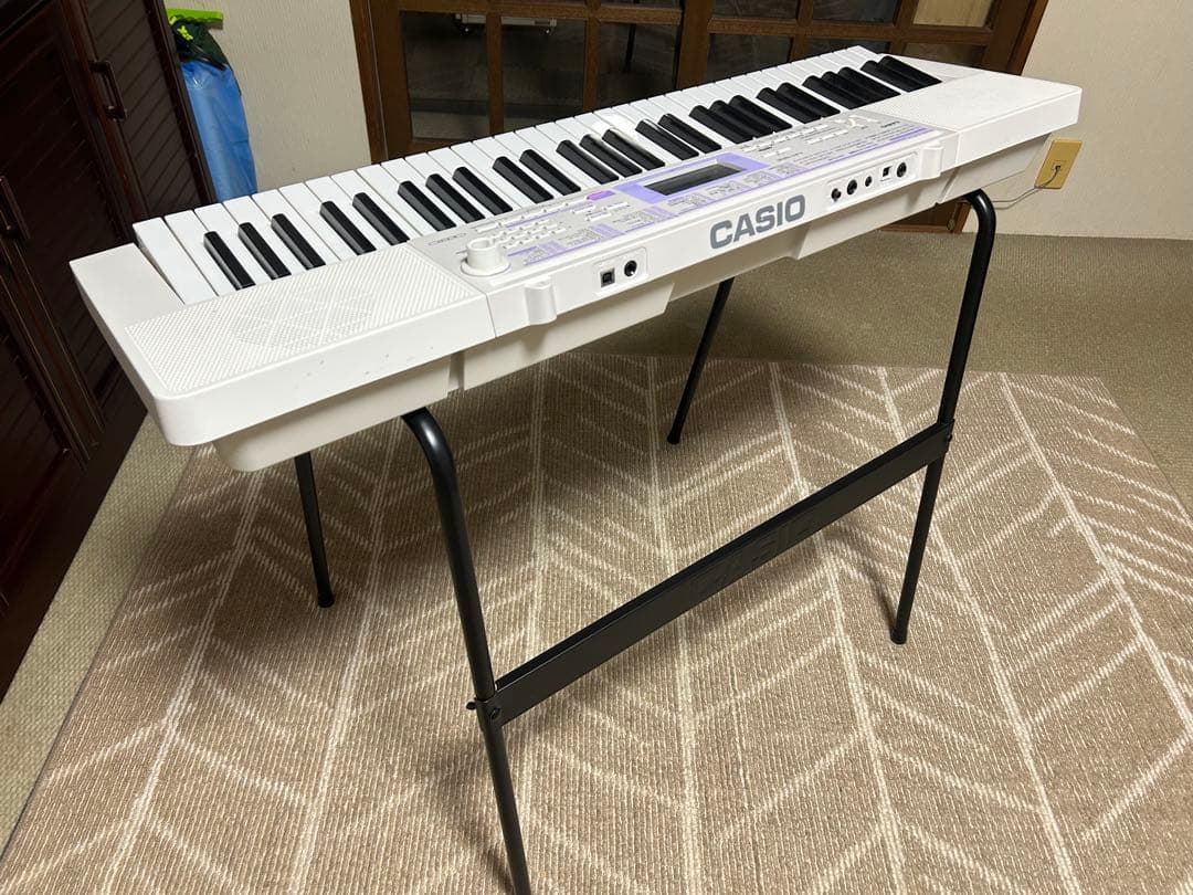 CASIO LK-121 ホワイト 61鍵電子キーボードヒカリナビ送料込みです。