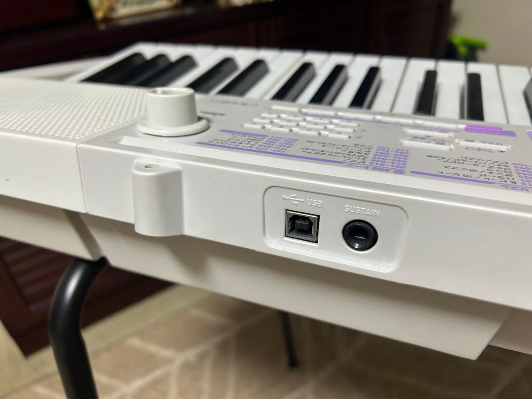 CASIO LK-121 ホワイト 61鍵電子キーボードヒカリナビ送料込みです。
