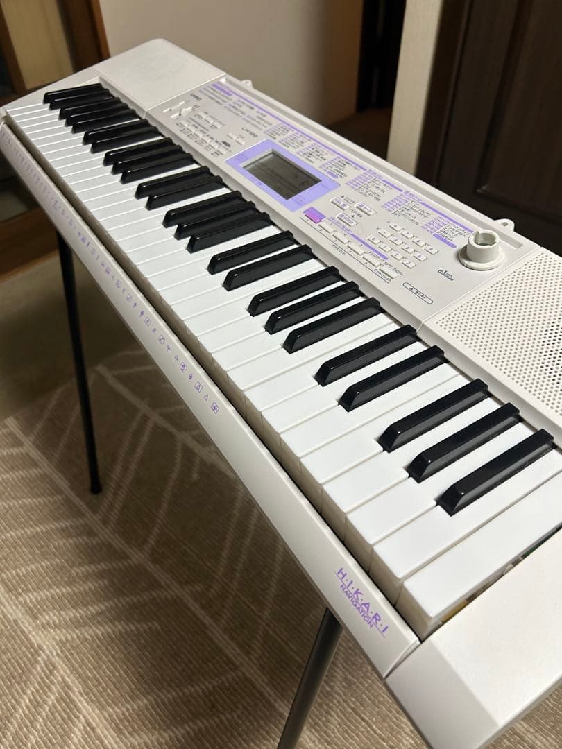 CASIO LK-121 ホワイト 61鍵電子キーボードヒカリナビ送料込みです。