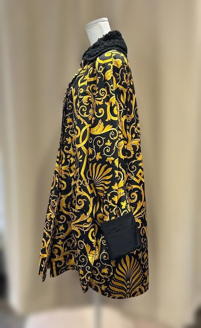 GIANNI VERSACE　ジャンニヴェルサーチ　バロック柄シルクコート