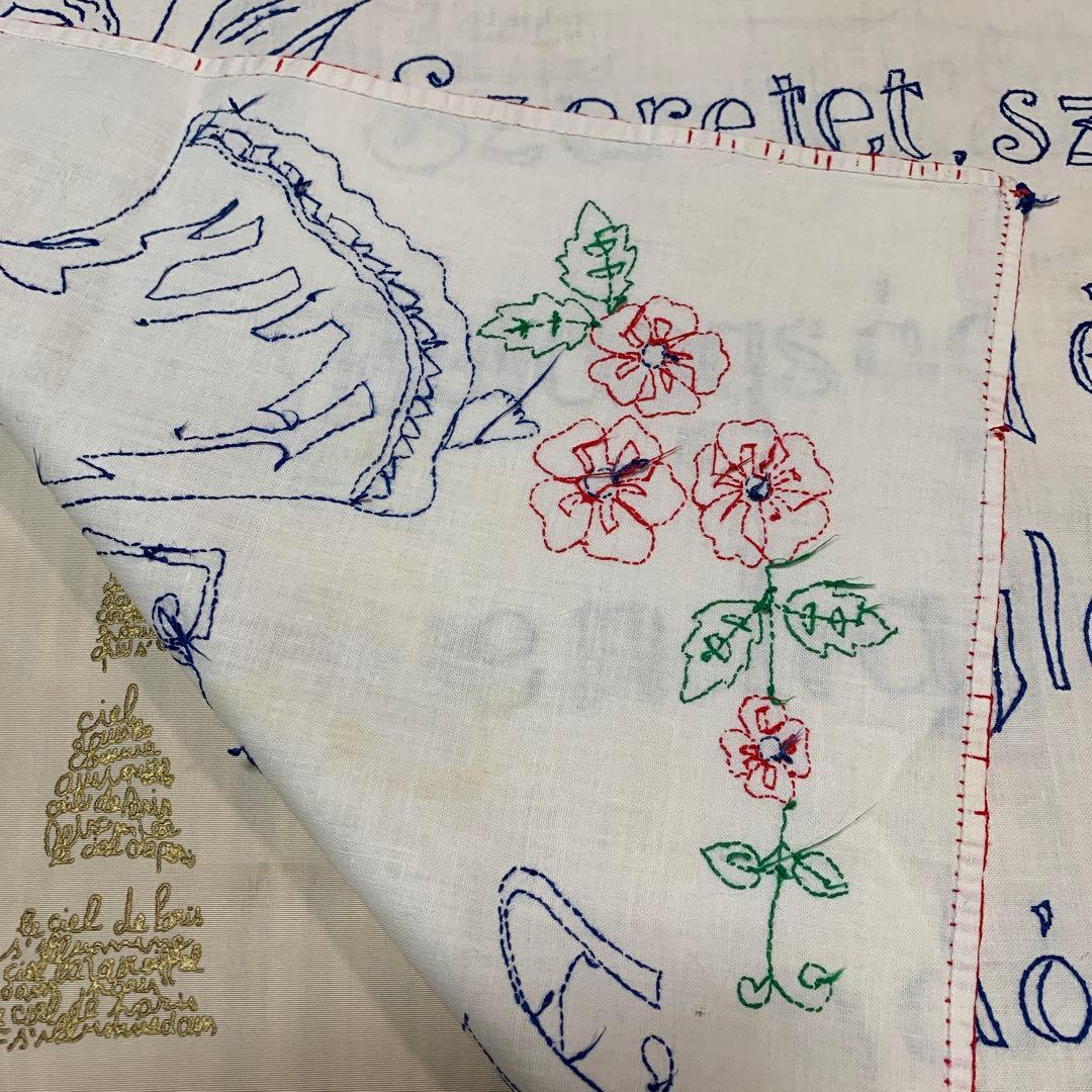 フランスアンティーク　天使2人がブルーの糸で刺繍された素敵な布！仕切りカーテン！