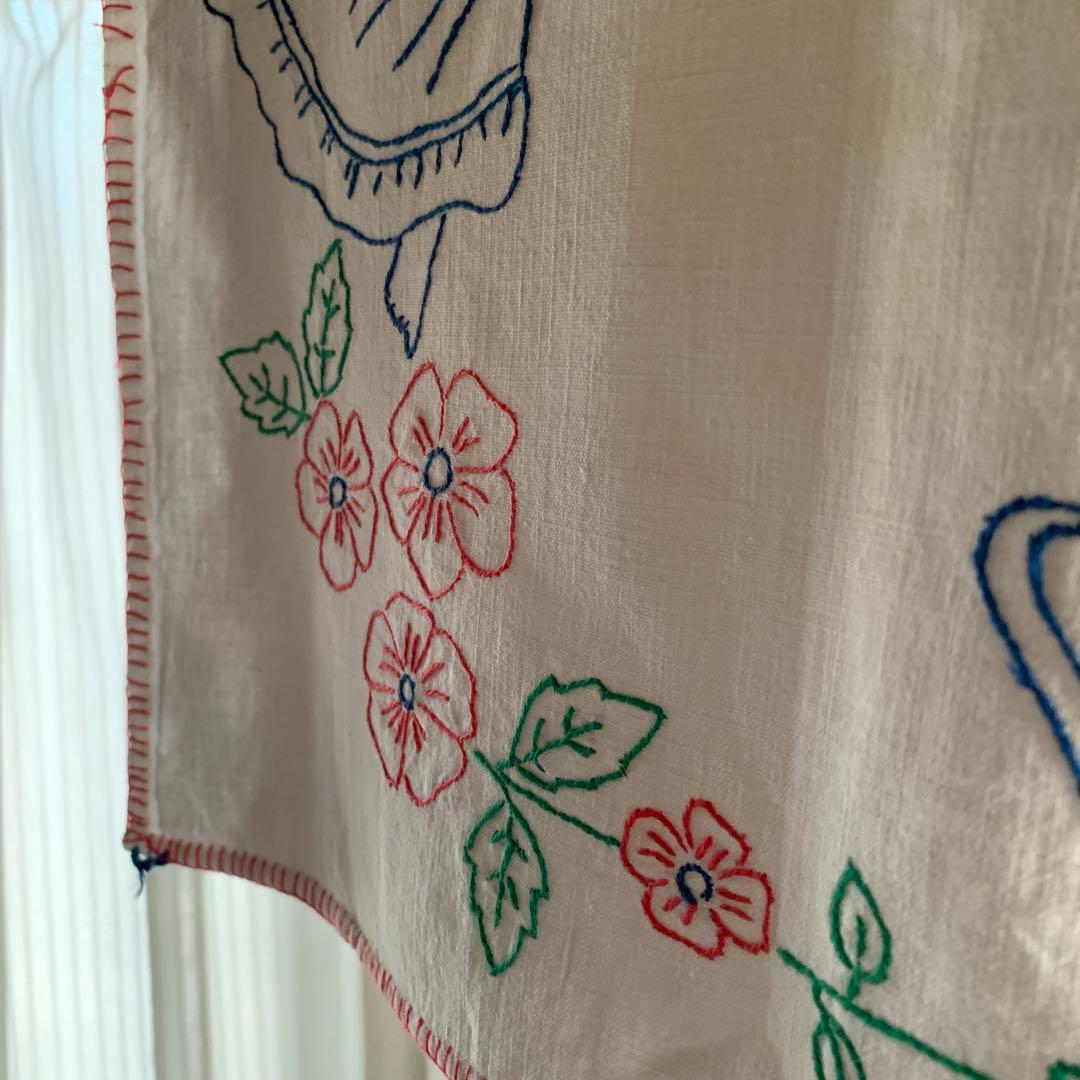 フランスアンティーク　天使2人がブルーの糸で刺繍された素敵な布！仕切りカーテン！