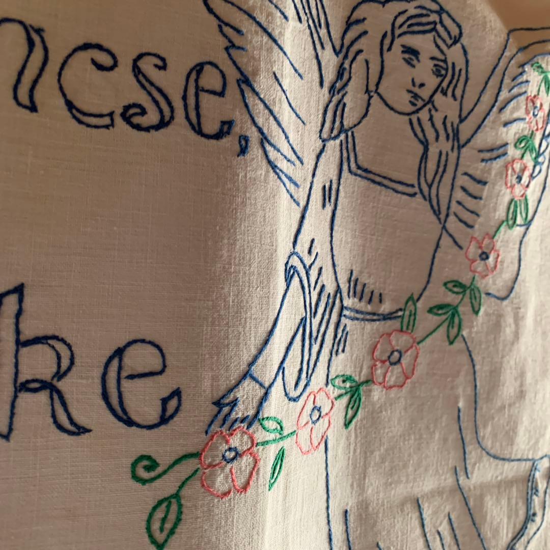 フランスアンティーク　天使2人がブルーの糸で刺繍された素敵な布！仕切りカーテン！