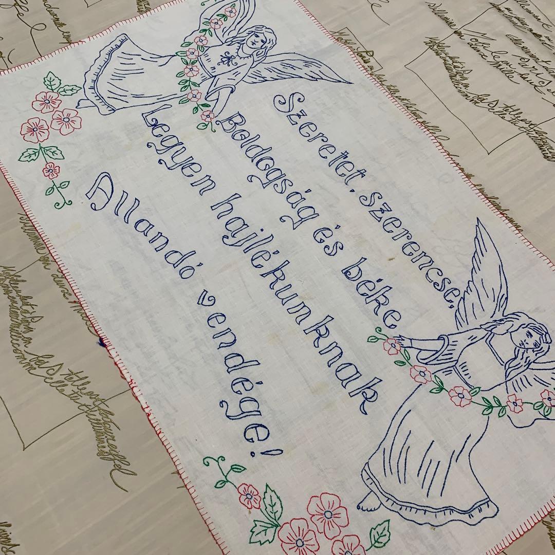 フランスアンティーク　天使2人がブルーの糸で刺繍された素敵な布！仕切りカーテン！