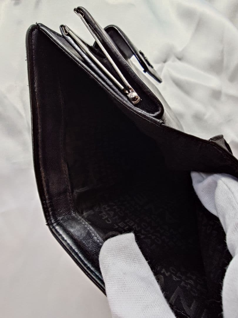 CHANEL エンボス加工 ブラック二つ折り財布