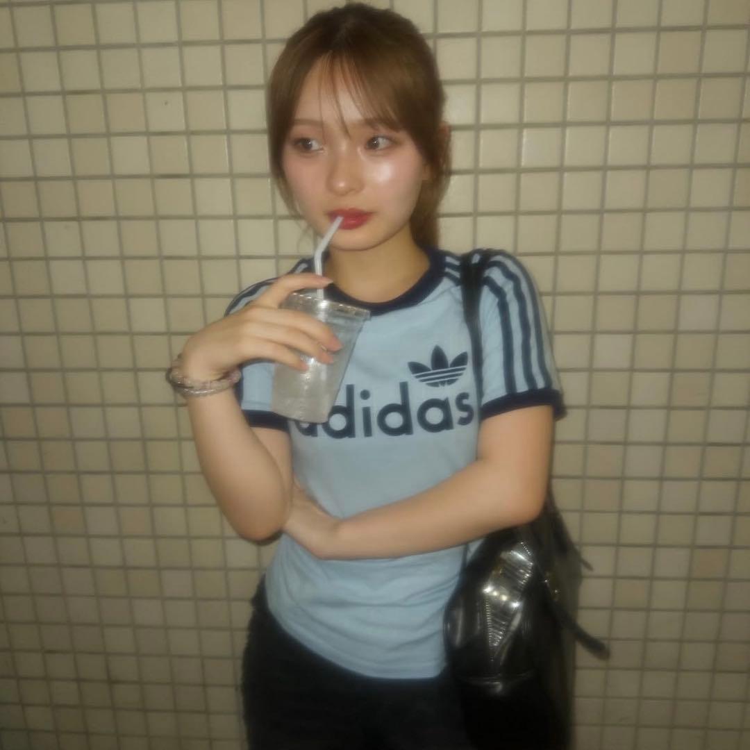 新品L⭐️adidas リニアグラフィック カリTシャツ ブルー×ネイビー