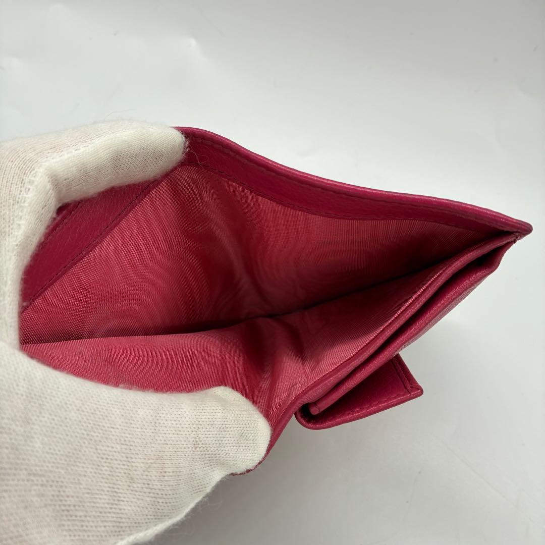良品】プラダ　二つ折り財布　小銭入れ付き　ピンク　レザー　ゴールド金具
