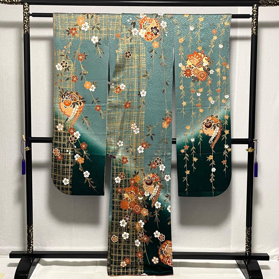 D603 振袖　蝶々　雪輪　金駒刺繍　正絹　着物　袷　極美品