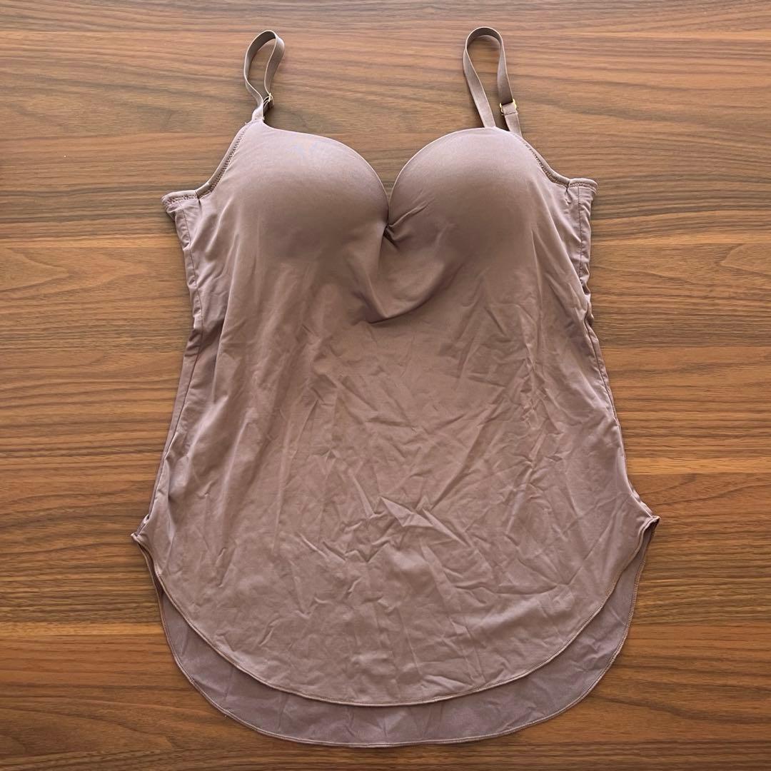 【美品】ESS by モカ　Curving Line Bra Camisole