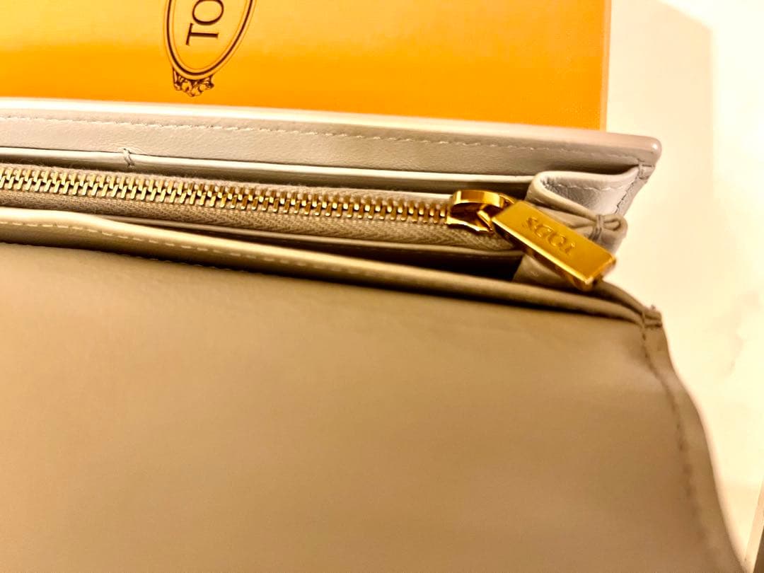 TOD'S T タイムレス レザー ウォレット二つ折り長財布グレー女性用ユーズド