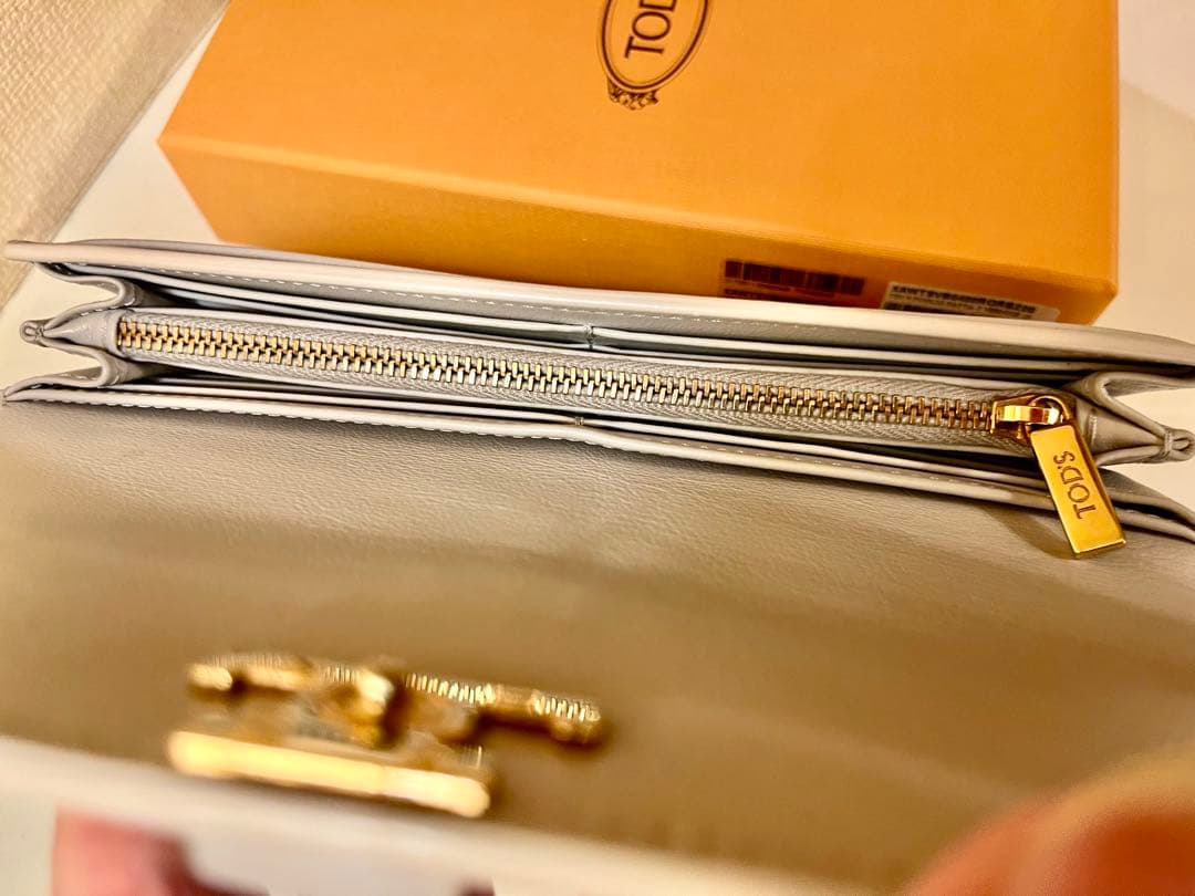 TOD'S T タイムレス レザー ウォレット二つ折り長財布グレー女性用ユーズド