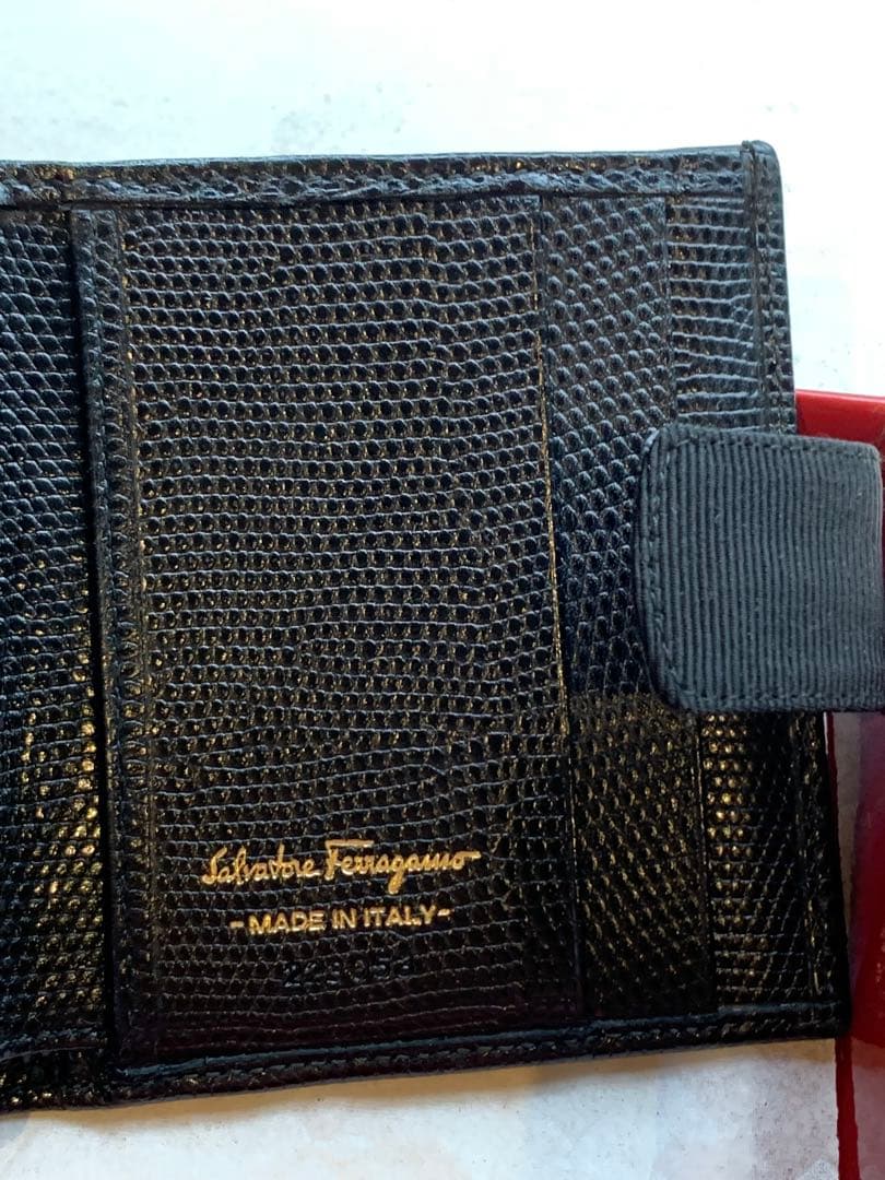 【専用】Salvatore Ferragamoヴァラ 折財布 型押しレザー